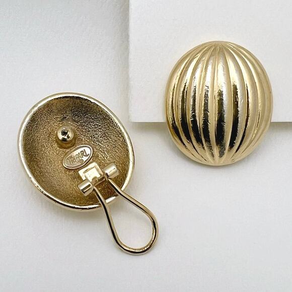 Trifari Vintage Large Ridged Oval Dome Statement Stud Earrings, Gold Tone - Picture 4 of 9